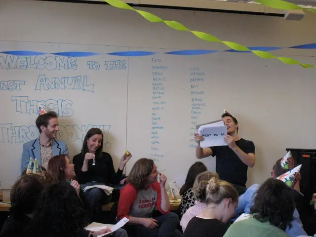 Pupils in fourth grade and their educators express greetings with "Servus"