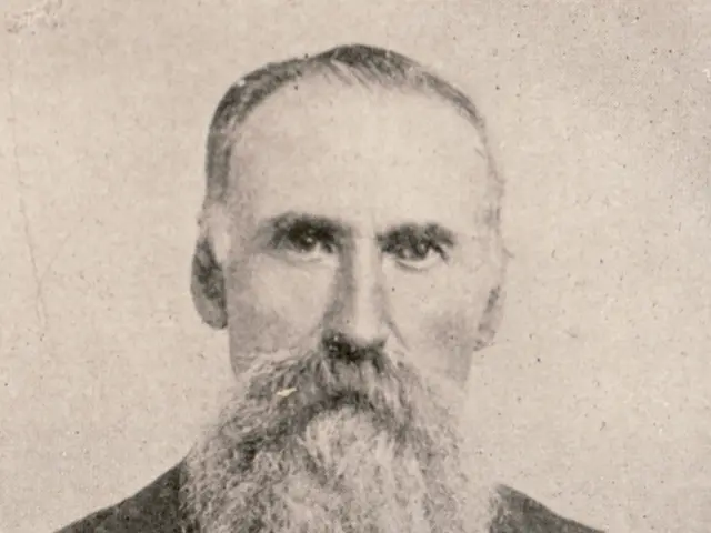 Longer beards complement round faces, as per the advice of shaving experts - discover the ideal...